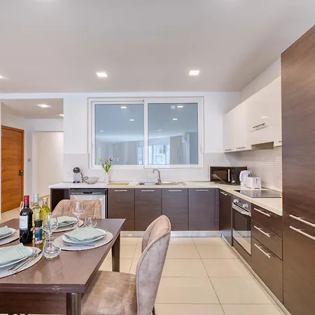 Luxury 2 Bedroom Near Seafront Yhai1-2 *
